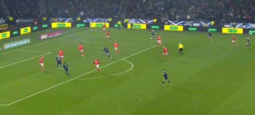 半场:苏格兰1-0丹麦,麦克托米奈惊天倒钩,霍伊伦破门被吹