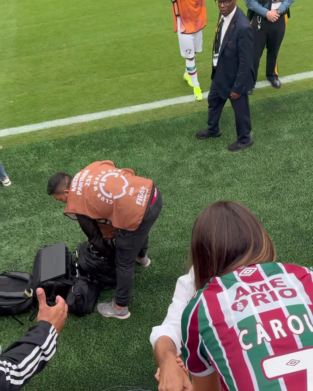 摄影师捕捉到了最精彩的部分这里是球场你俩能不能留点心