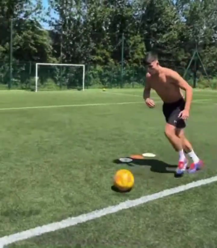 阿玛斯在夏季进行个人射门训练不知道是不是教练组的特殊安排