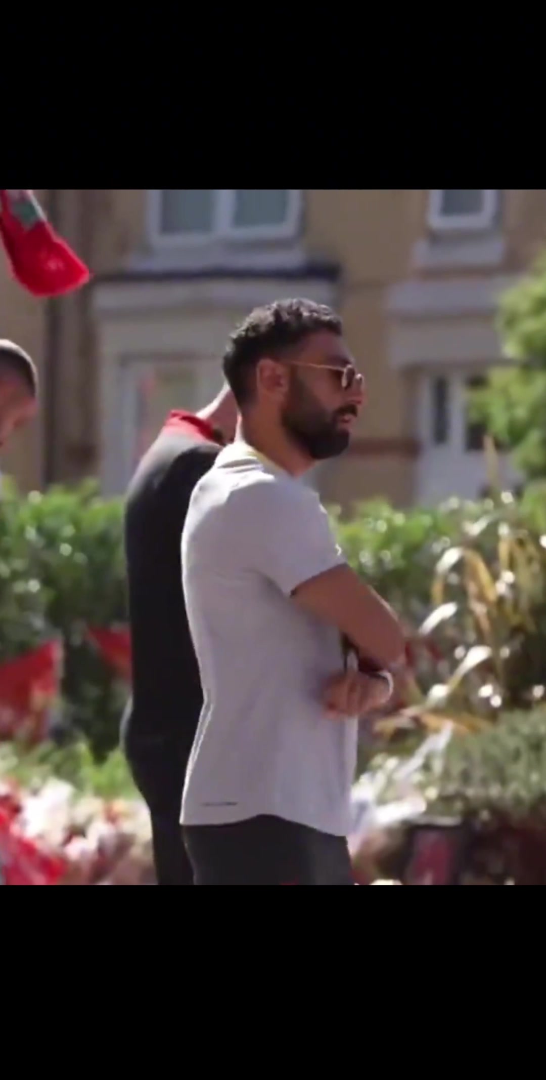 难过萨拉赫范迪克在安菲尔德球场外缅怀若塔神情落寞