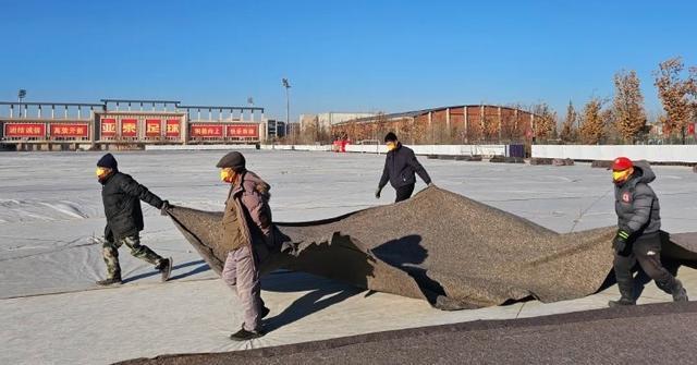 “小雪”节气将至，长春亚泰基地为天然草加盖第二层“棉被”