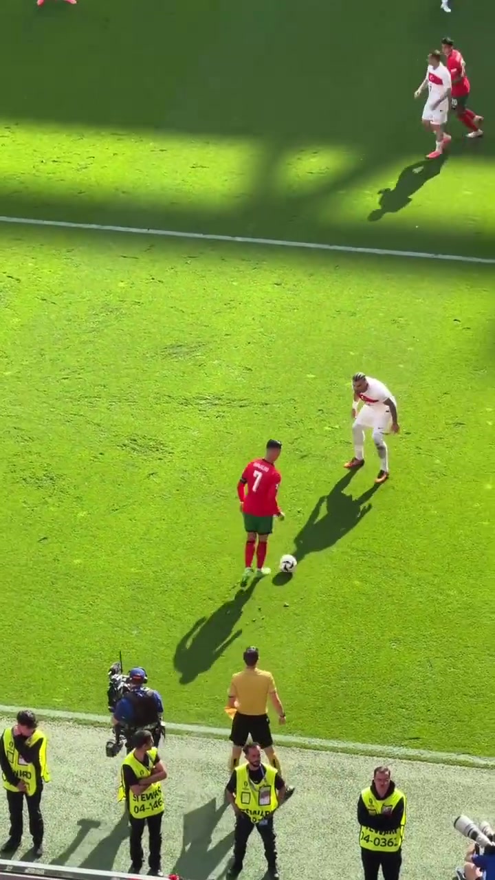 最佳视角欧洲杯经典时刻39岁的C罗踩单车晃倒对手