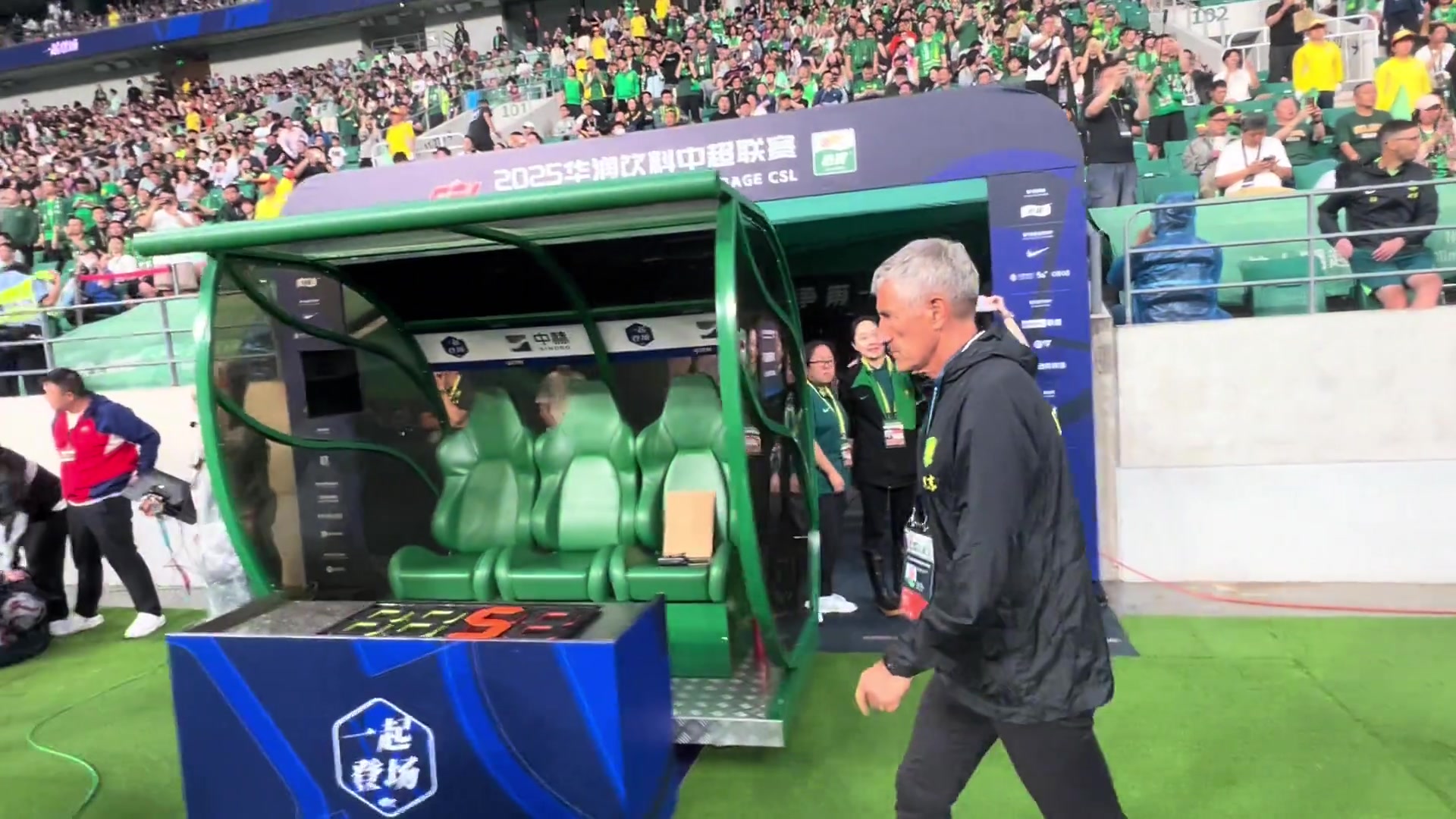 再见前任️ 北京国安前后两任主教练赛前亲切交流