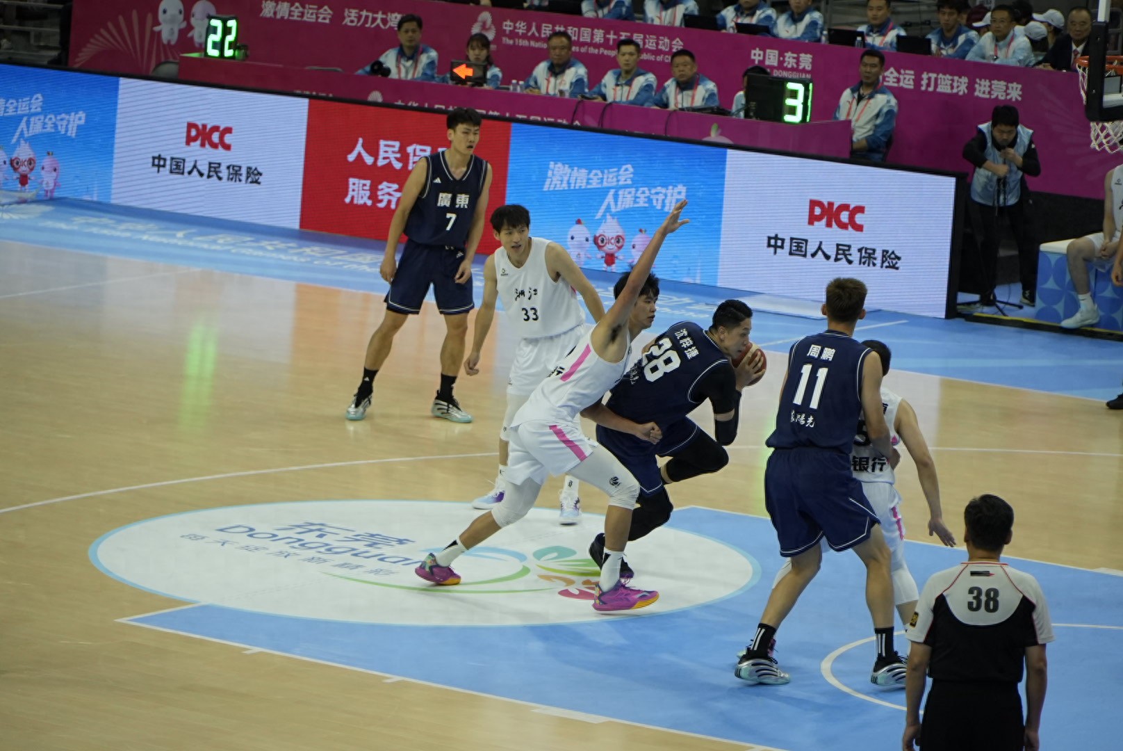 余嘉豪缺阵程帅澎伤退 徐杰半场三分球7中5广东男篮大胜浙江夺金