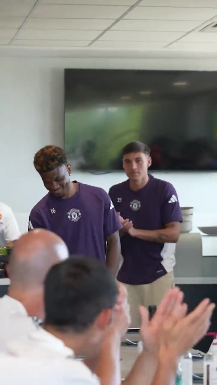 阿玛德 迪亚洛生日曼联全队送祝福