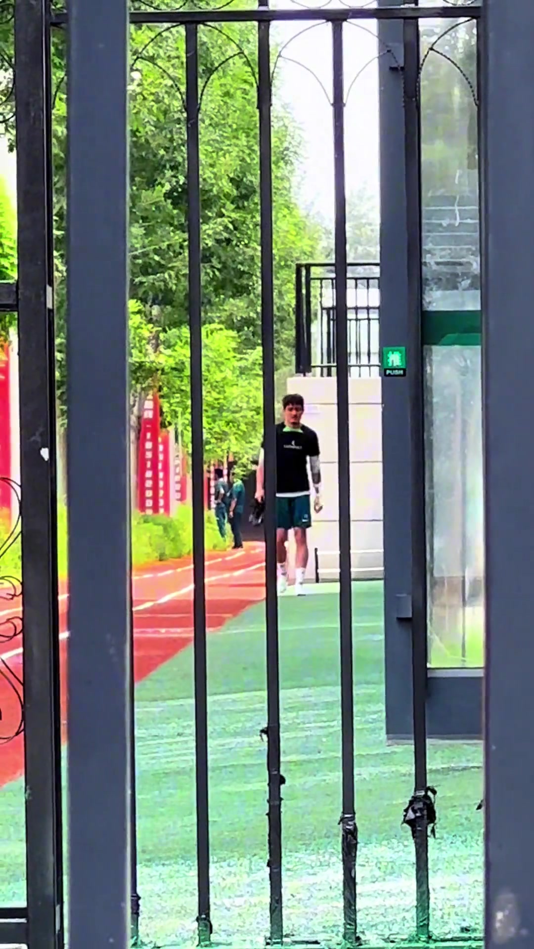 国安博主埃莱夫赛晒视频国安众将重新集结伤员陆续回归