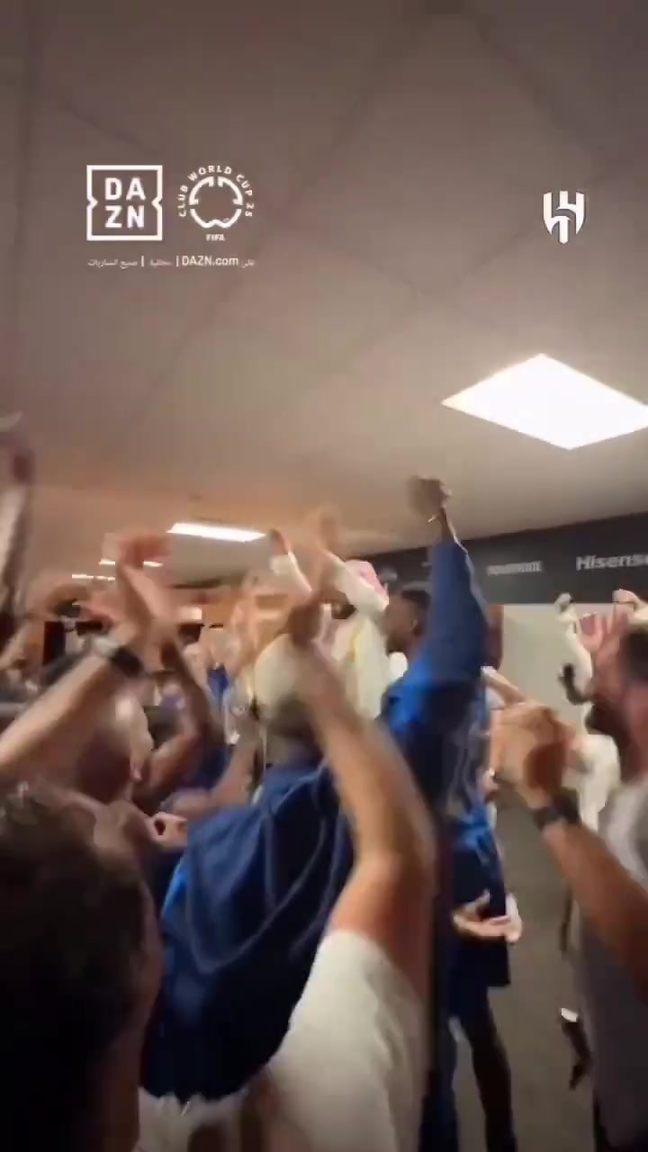 新月老板赛后在更衣室霸气发言给大家发奖金发奖金