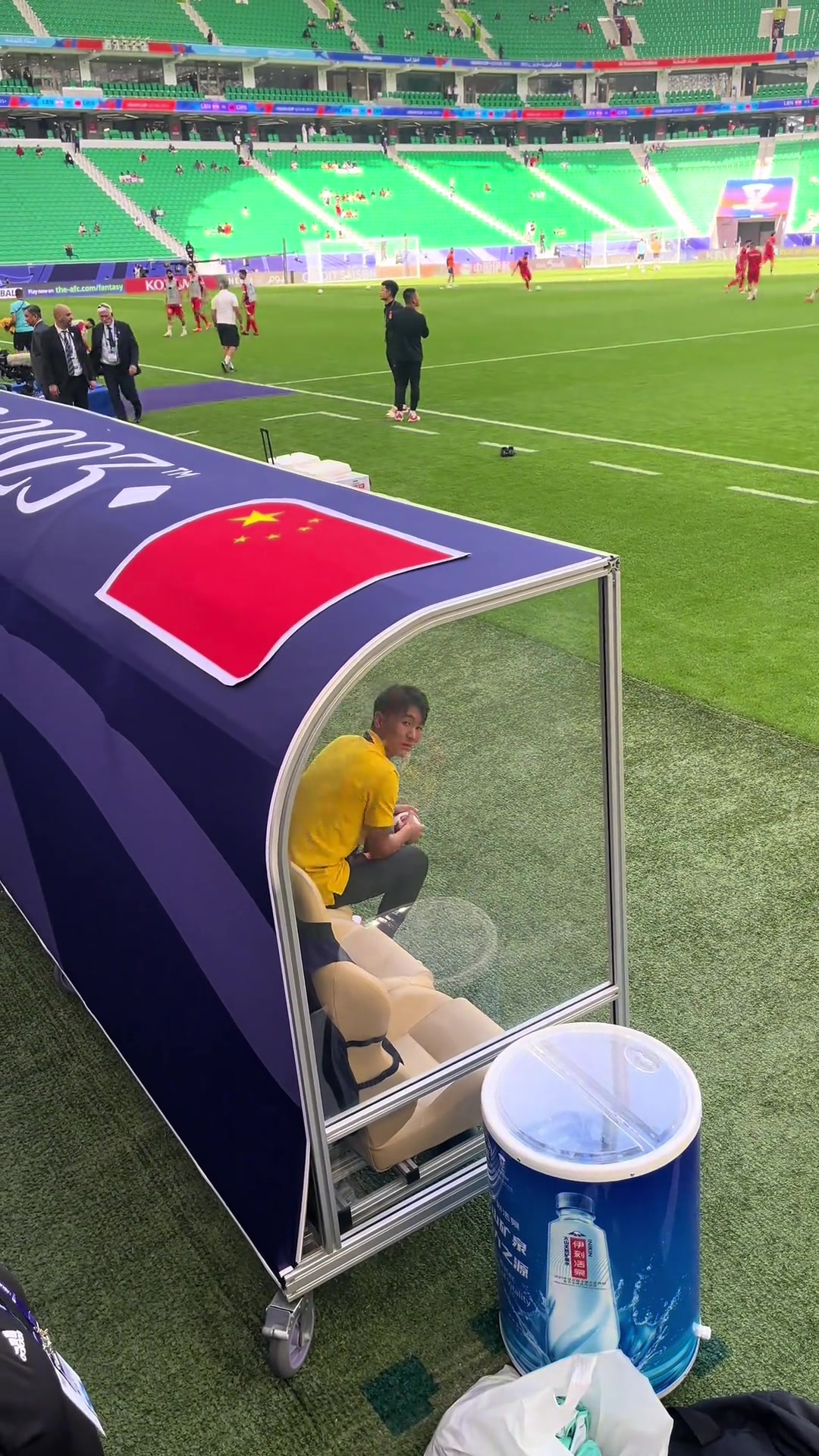 两年前球迷向韦世豪要球韦世豪友好回应