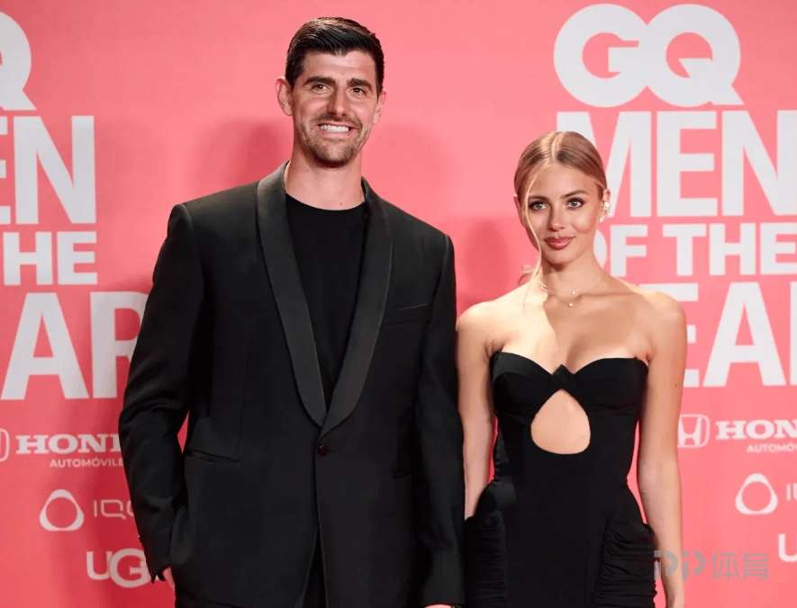 俊男靓女！库尔图瓦携妻子出席GQ年度男士颁奖典礼