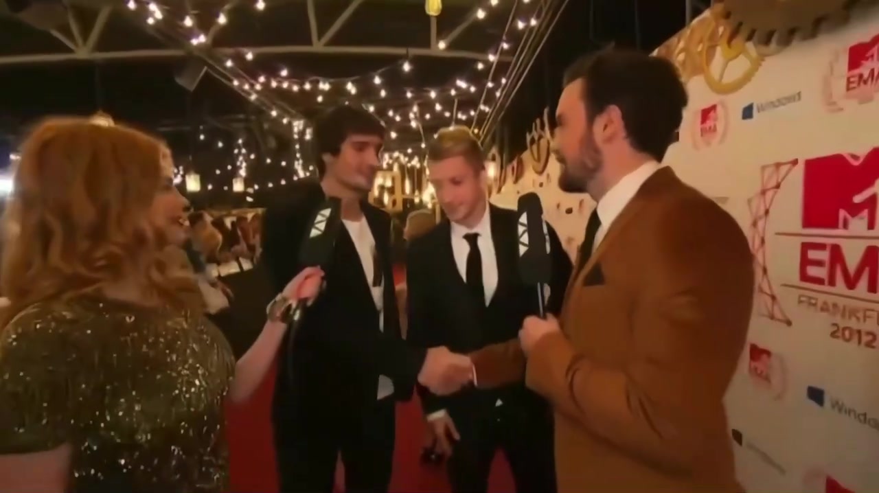 这俩人帅的离谱啊名场面胡梅尔斯和罗伊斯被质疑穿搭