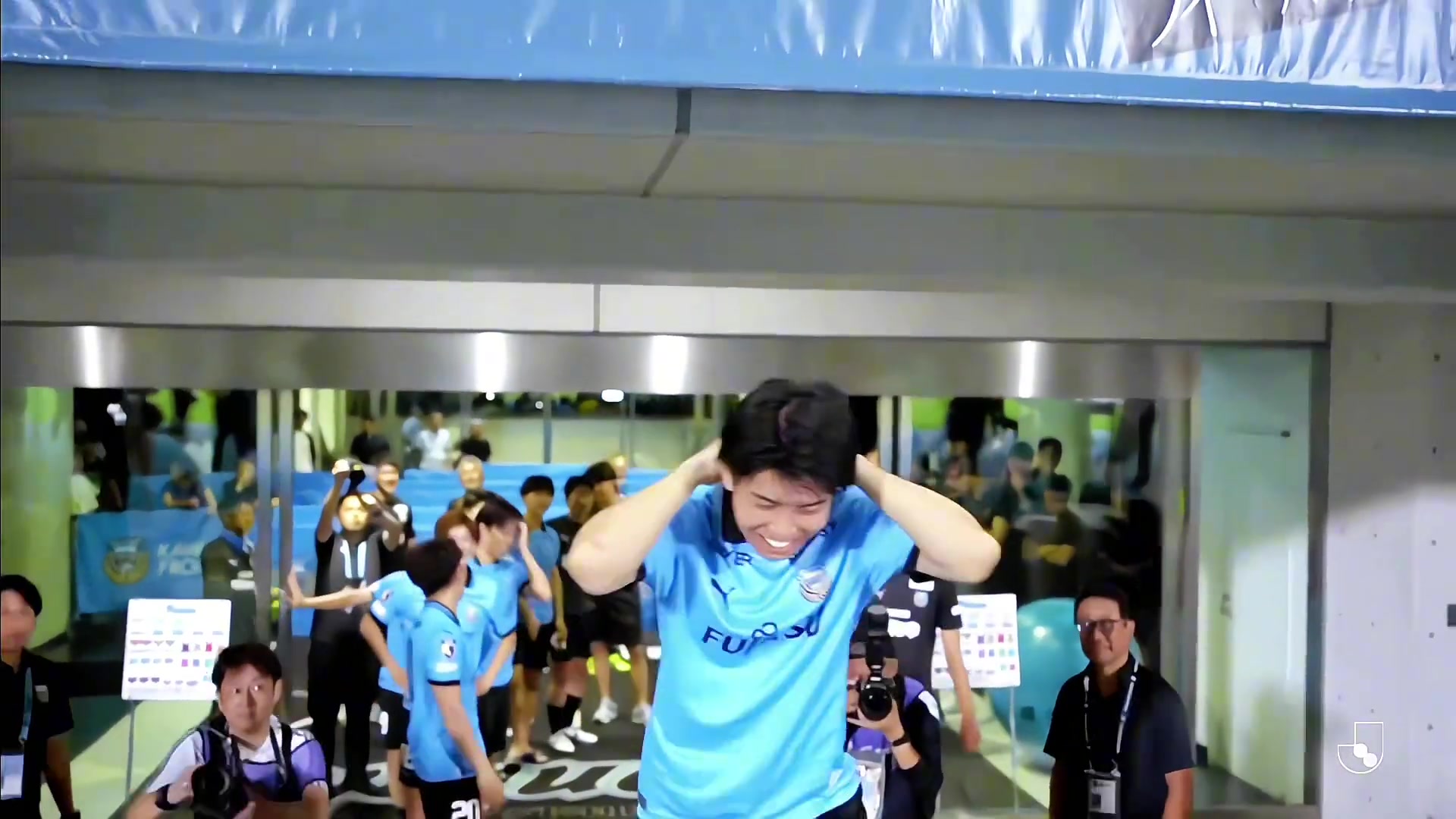 是热血少年漫的结尾高井幸大加盟热刺队友球迷为其盛大送行