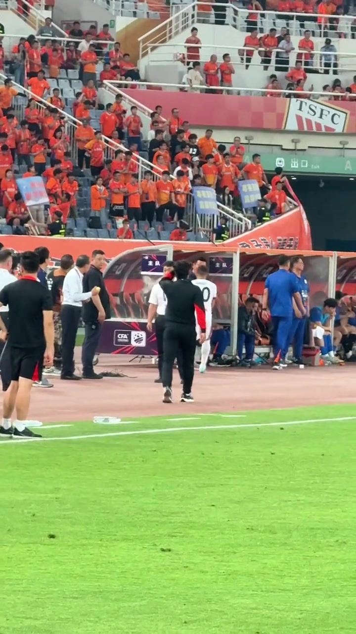 泰山队再输蓉城相比上次被喊下课崔康熙这回淡定了许多