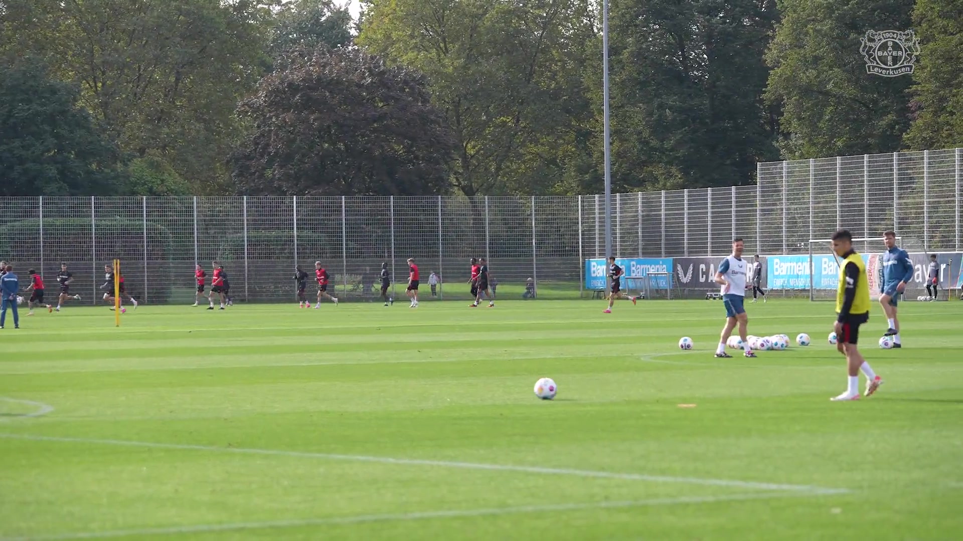 皇马球员真幸福阿隆索训练中亲自下场这传球脚法真是出神入化