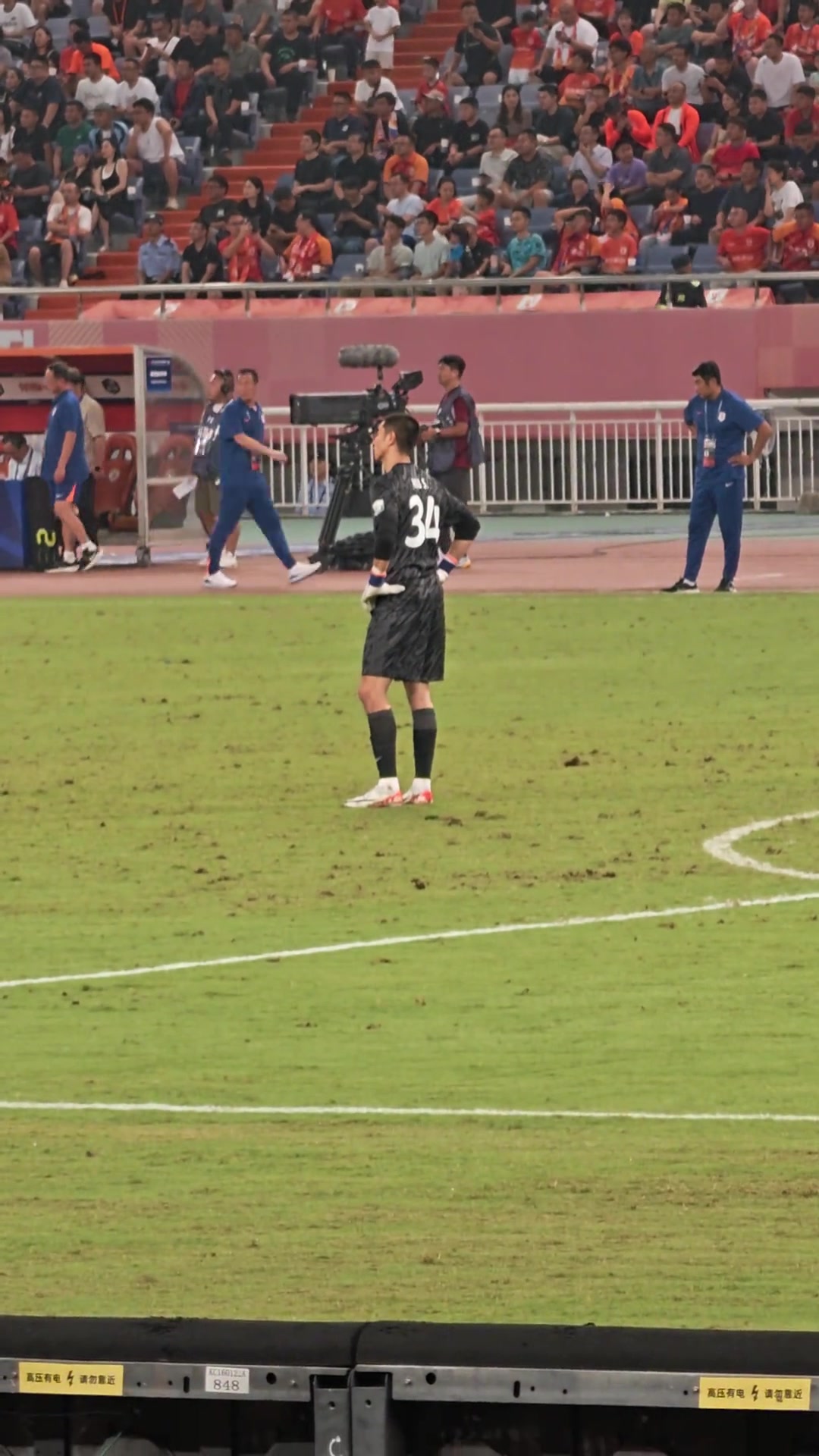 反击实拍泰山球迷高唱侯森不如王大雷咿呀咿呀呦