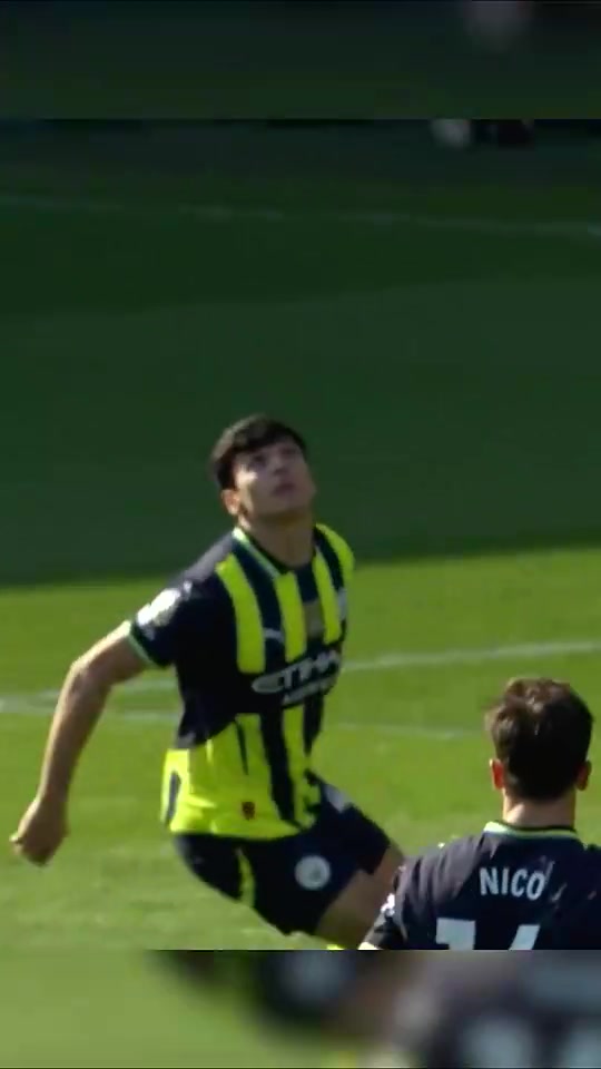 太狠了这球胡桑诺夫这就是英超的对抗吗大哥们轻一点撞