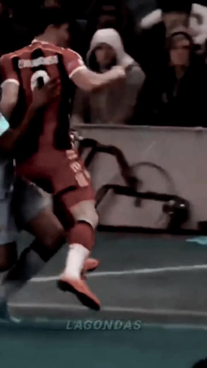 惊现任拜仁主帅孔帕尼被球队前夫哥摔了