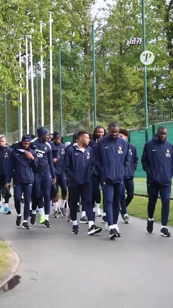 姆巴佩和登贝莱并肩而行和一旁的小图拉姆有说有笑