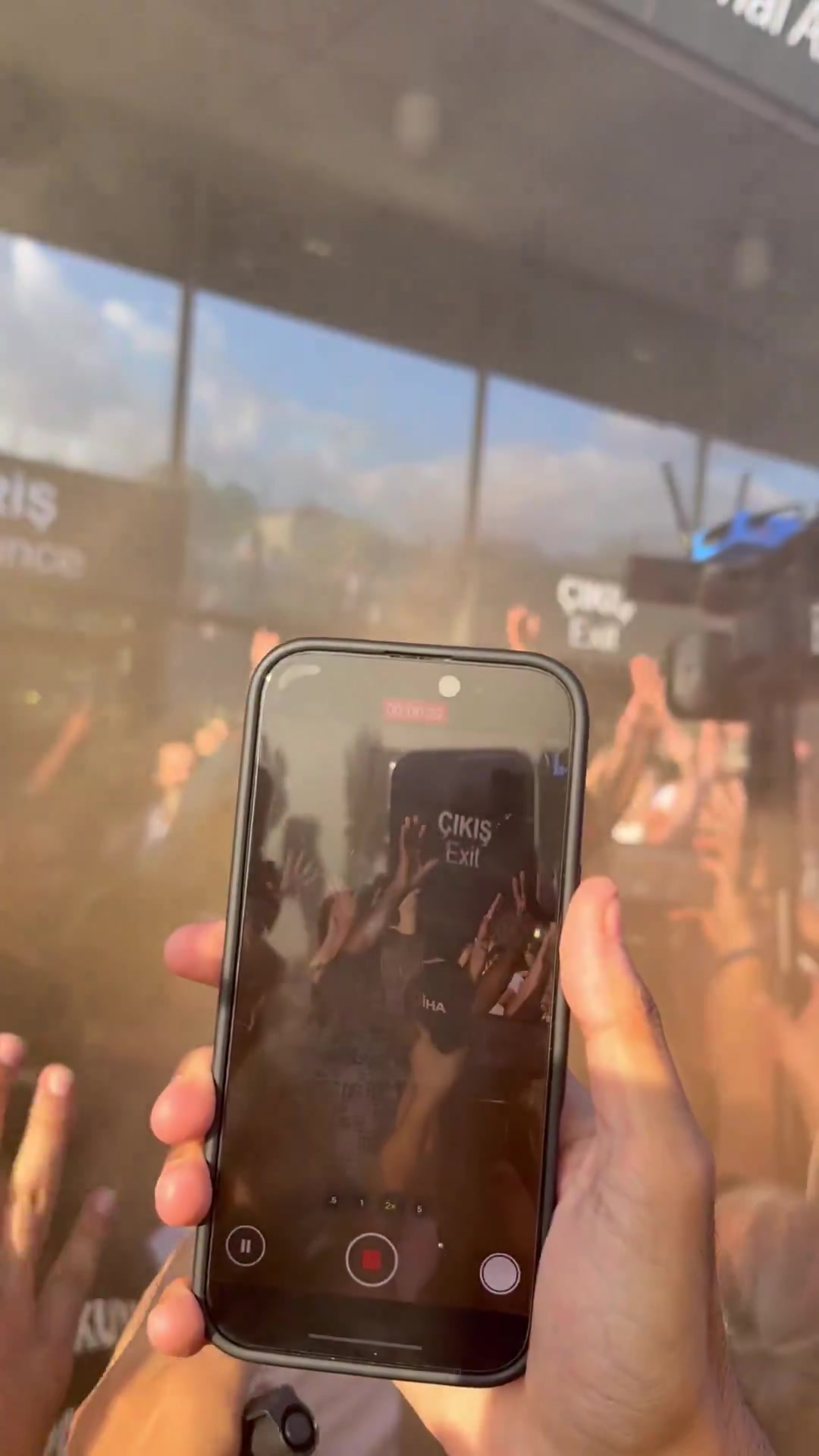 奥纳纳抵达特拉布宗体育受到球迷热烈欢迎