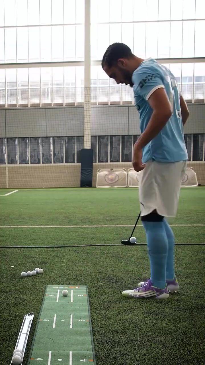 多库太逗了当英超球星们开始推杆谁最有高尔夫天赋呢