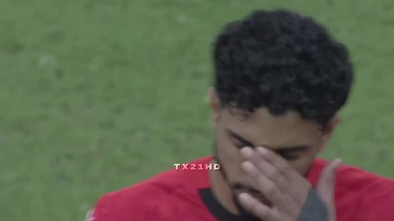 伤退马尔穆什在对阵布基纳法索时膝盖受伤瞬间