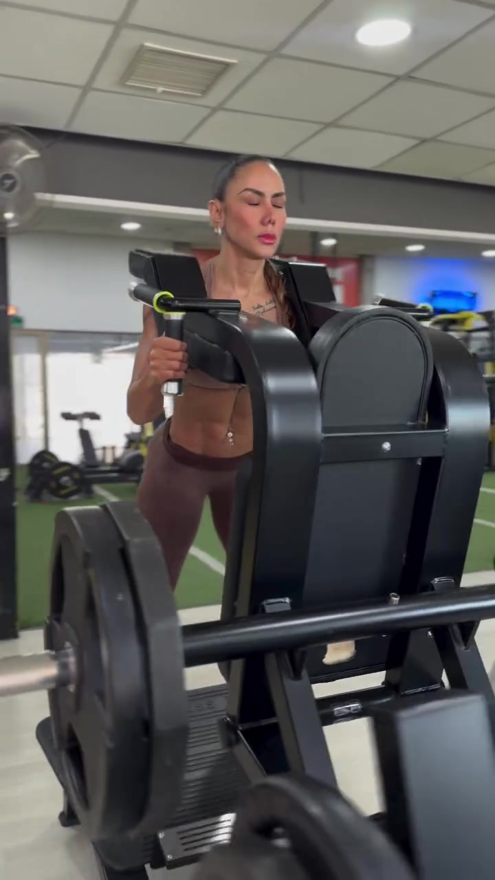 比达尔女友简直是魔鬼筋肉人这已经是健美级别的身材了